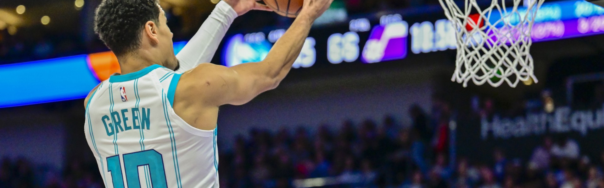 九游app官方下载-攻防奇兵！约什·格林替补4中4高效拿下14分2板2助3断1帽