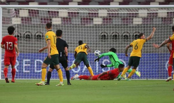 九游体育APP-国足后防屡次低级失误 李铁和全新中卫组合谁背锅